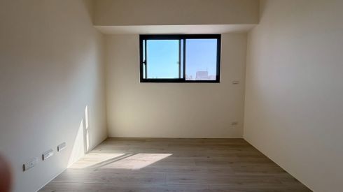 臥室空間，採光充足